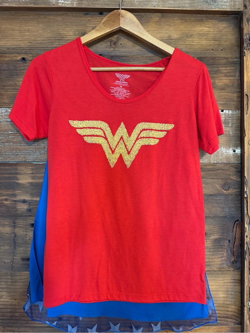 Wonder Woman Women’s T-Shirt with Removable Cape Red Gold Logo Size M